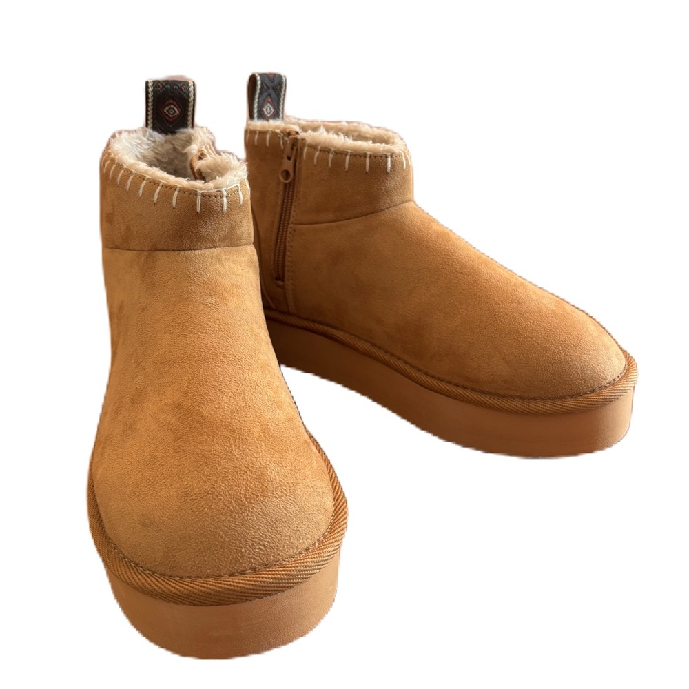 Muk Luks “Augie “ Cozy Faux Suede Caramel Side Zipper Bootie Size 9